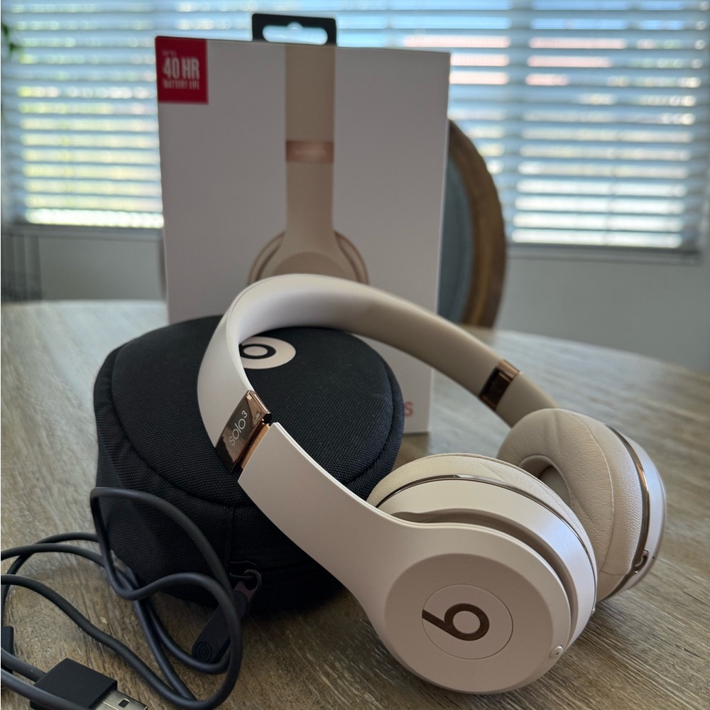 Beatssolo 3 Wireless Headphones in Satin Gold